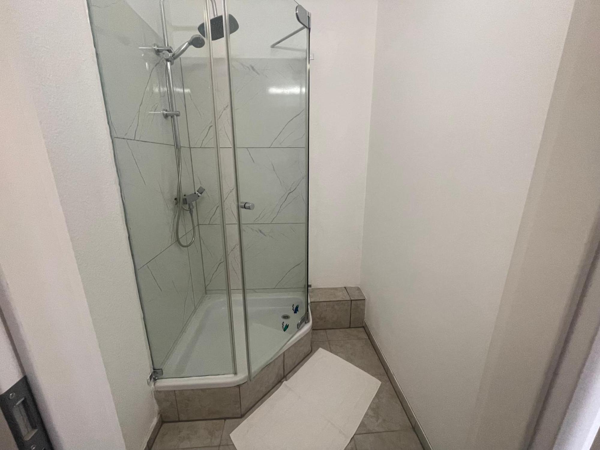 Group Apartment *